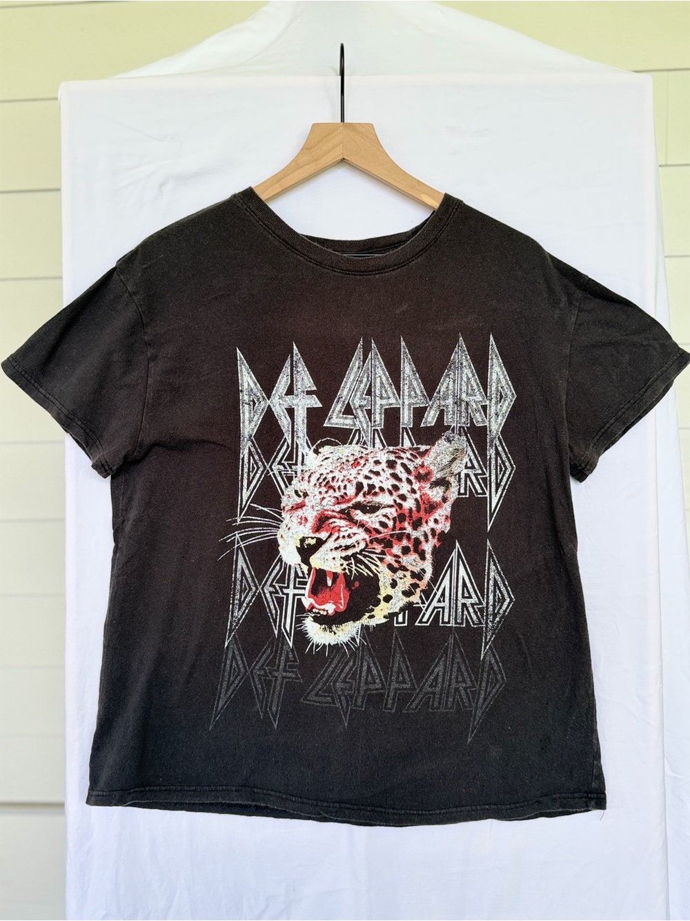 Def Leppard Leopard Graphic Band Tee 2022 Washed Black Cotton T-Shirt Size L